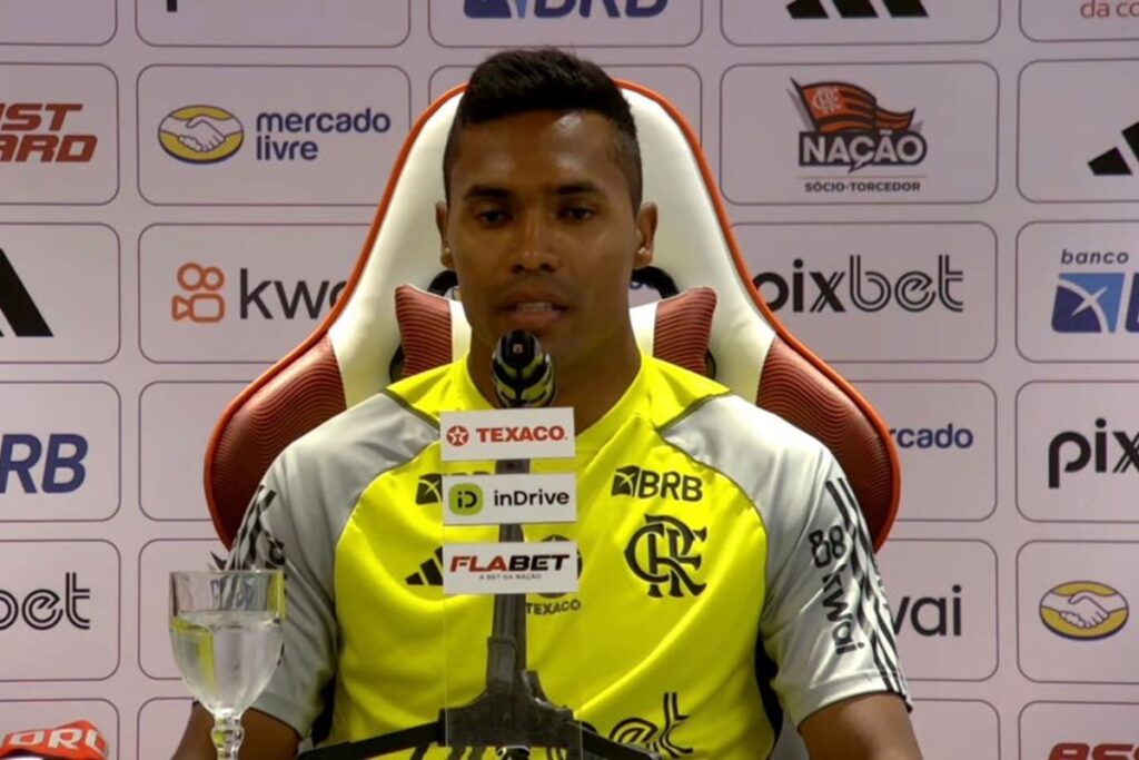 Alex Sandro falando em sua coletiva de apresentação no Flamengo