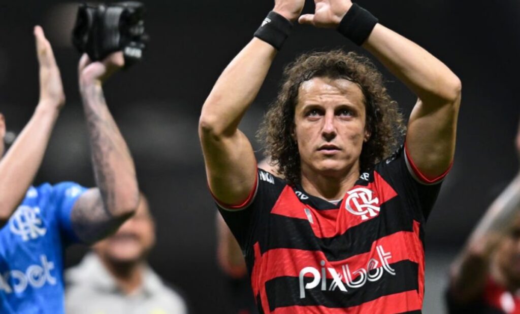 david luiz aplaude em jogo do flamengo contra o atletico mg