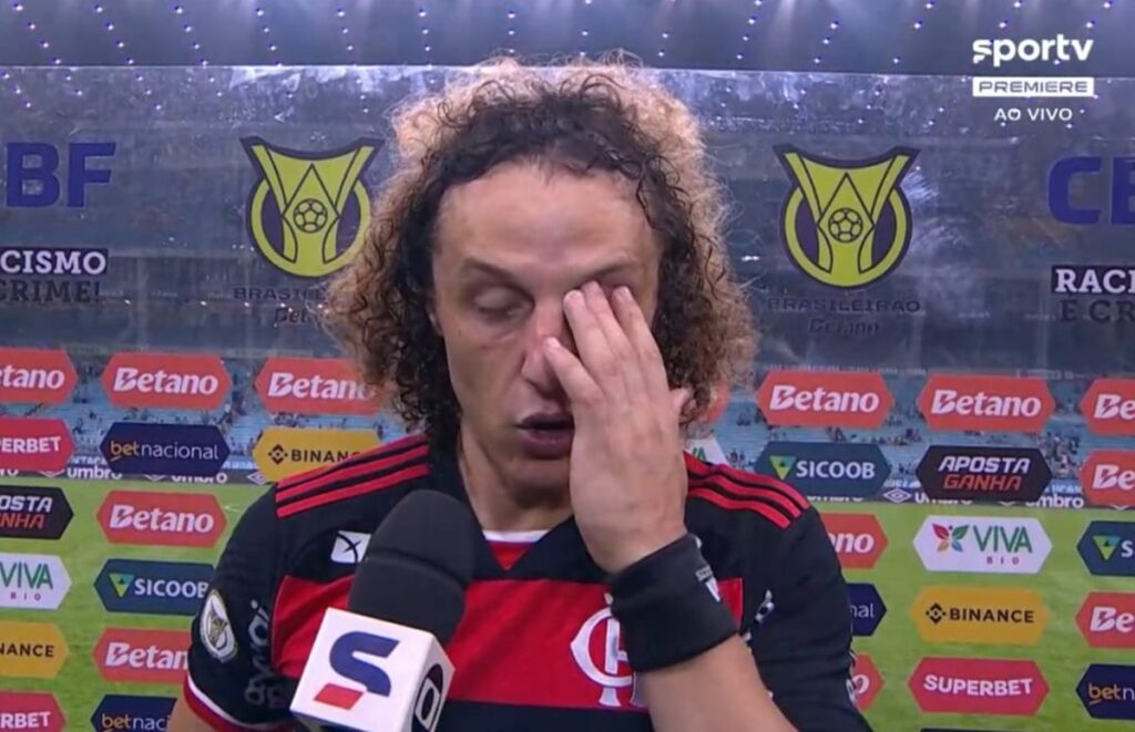 David Luiz coça o olho ao se lamentar em entrevista ao Premiere após Grêmio 3x2 Flamengo pelo Brasileirão 2024