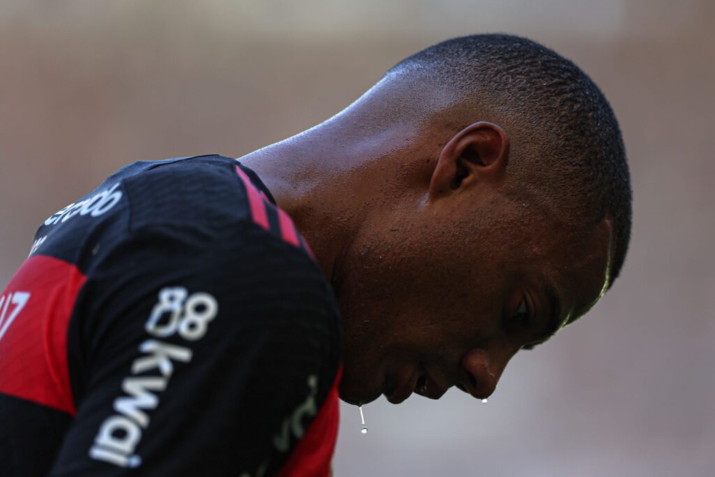 de la cruz olha para baixo em jogo do flamengo.