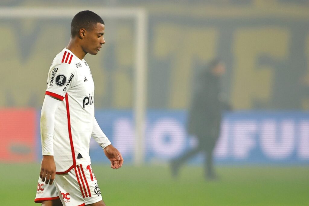 Nicolás de la Cruz do Flamengo reage após a derrota do time na partida de segunda mão das quartas de final da Copa CONMEBOL Libertadores 2024 entre Peñarol e Flamengo no Estádio Campeon Del Siglo em 26 de setembro de 2004, no Uruguai, Uruguai.