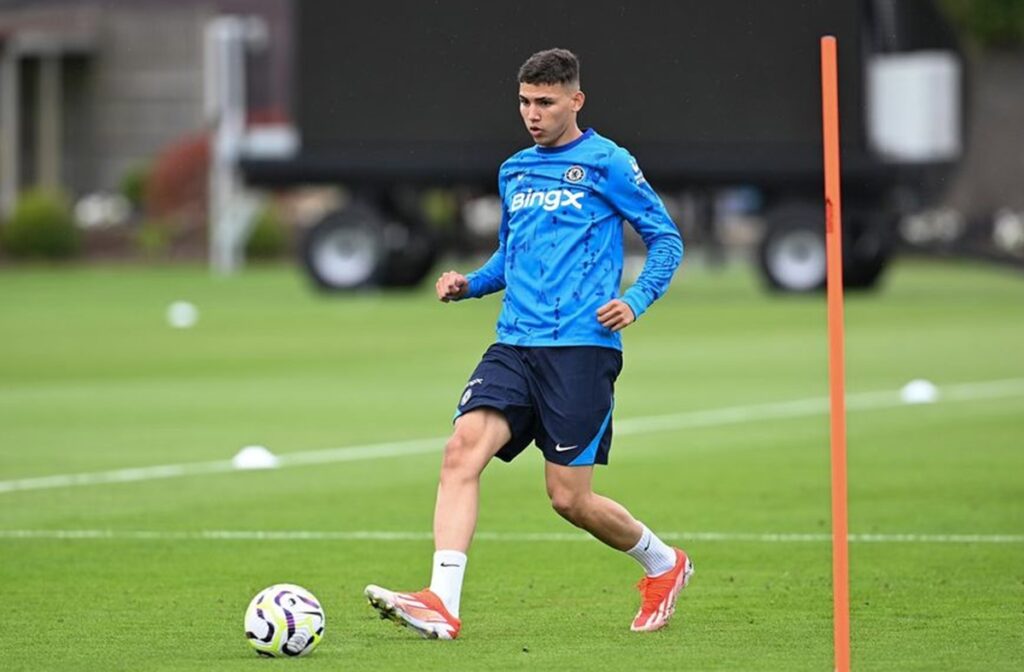 Deivid Washington, que negocia com o Flamengo, toca bola durante treino no Chelsea