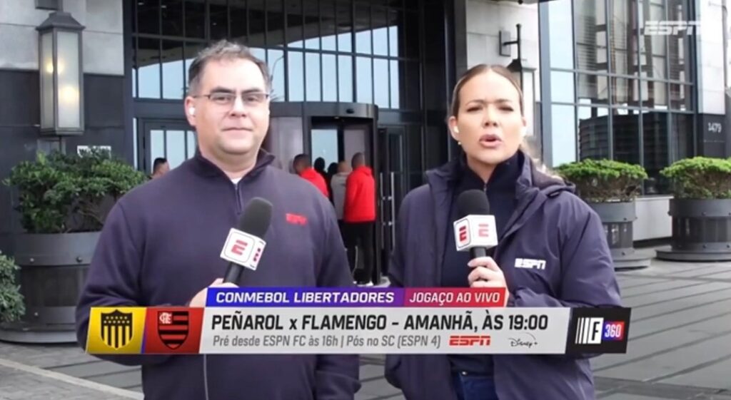 Eugenio Leal e Daniela Boaventura na frente do hotel onde o Flamengo está hospedado no Uruguai.