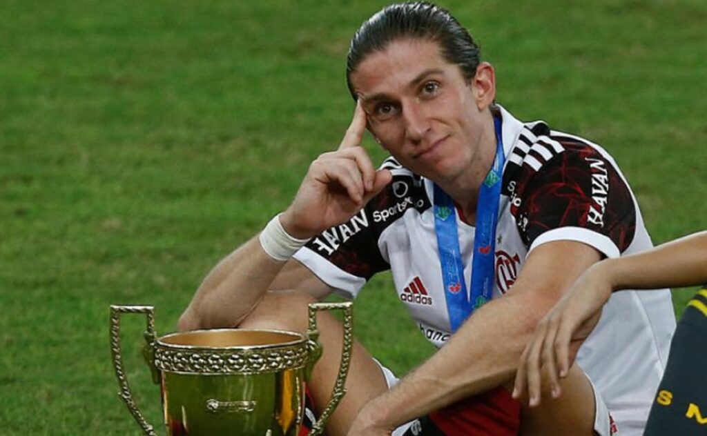 filipe luís com a taça de campeão carioca pelo flamengo