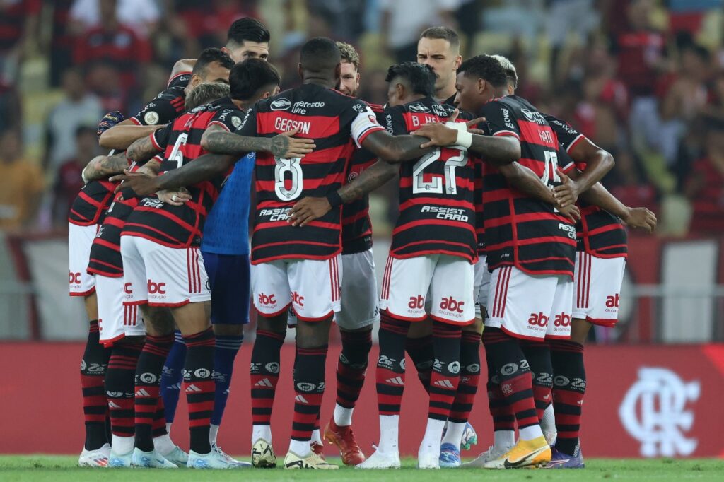 Jogadores do Flamengo, incluindo o melhor do jogo, Gerson, e os estreantes Plata e Alex Sandro, se amontoam antes de uma partida do Brasileirão 2024 entre Flamengo e Vasco no Estádio do Maracanã em 15 de setembro de 2024 no Rio de Janeiro, Brasil.