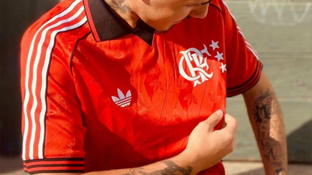 Foto de modelo com a camisa Flamengo e Adidas lifestyler 2024