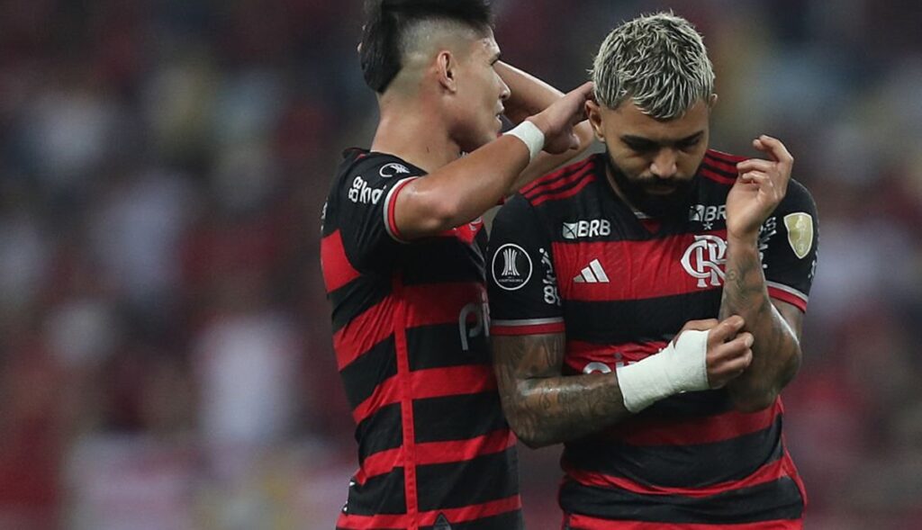 gabigol ao lado de luiz araújo em jogo do flamengo