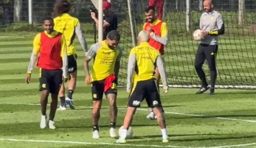 gabigol dá até caneta em arrascaeta em treino do flamengo