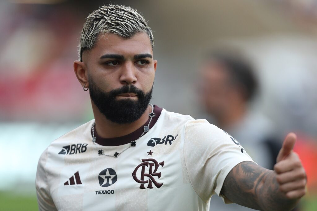 Gabriel Barbosa, do Flamengo. gesticula durante o aquecimento antes da partida entre Flamengo e Palmeiras como parte do Brasileirão 2024 no Estádio do Maracanã em 11 de agosto de 2024 no Rio de Janeiro