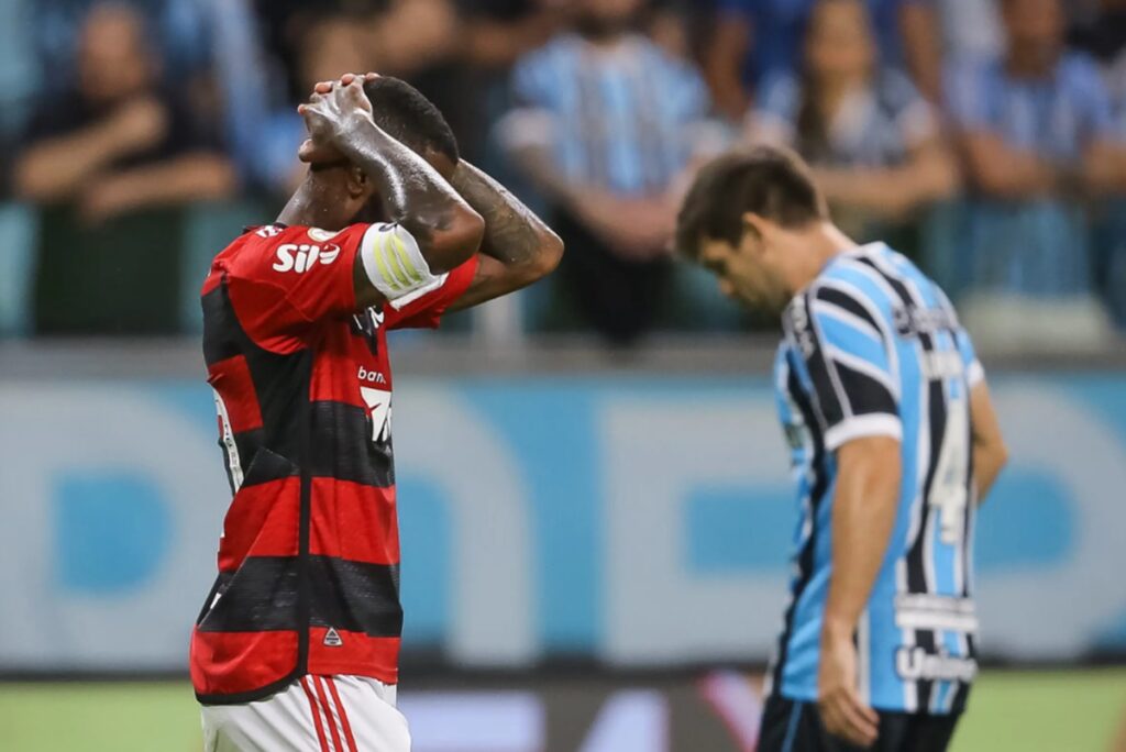 gerson com as mãos na cabeça em flamengo x grêmio