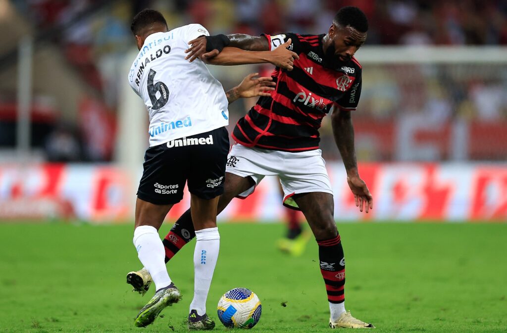 RIO DE JANEIRO, BRASIL - 13 DE JUNHO: Gerson, do Flamengo, disputa a bola com Reinaldo, do Grêmio, durante a partida entre Flamengo e Grêmio, pelo Brasileirão 2024, no Estádio do Maracanã, em 13 de junho de 2024, no Rio de Janeiro, Brasil.