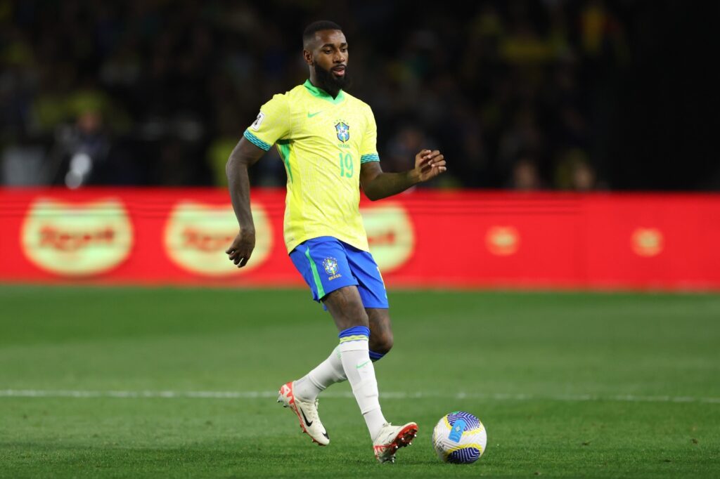 Gerson, do Brasil, conduz a bola durante a partida sul-americana das eliminatórias para a Copa do Mundo da FIFA 2026 entre Brasil e Equador