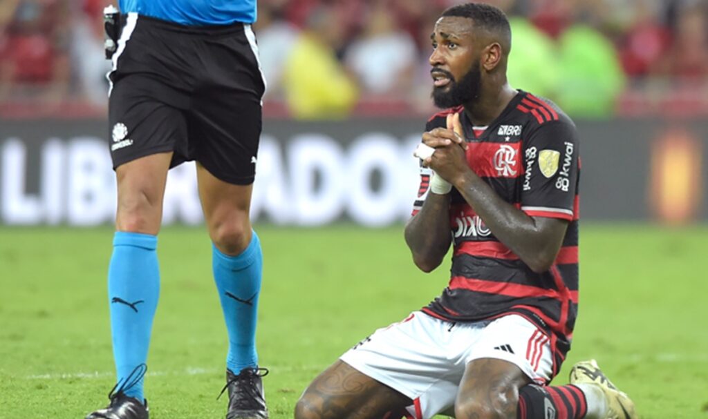 gerson se lamenta em jogo do flamengo contra o peñarol