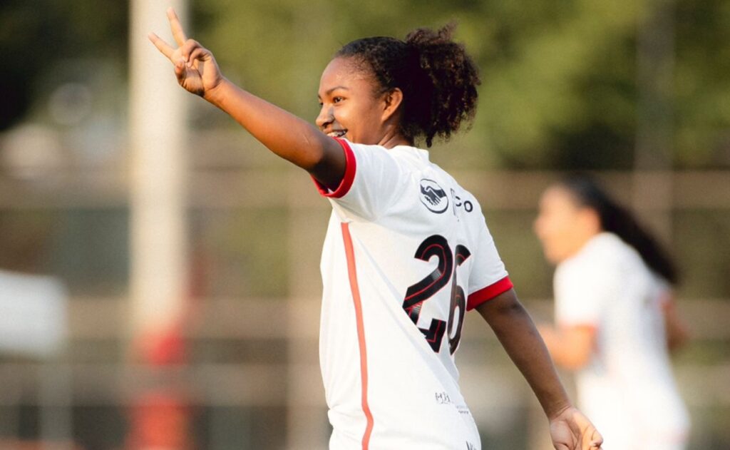 gol do flamengo no feminino sub 20 contra o serrano é comemorado por atacante