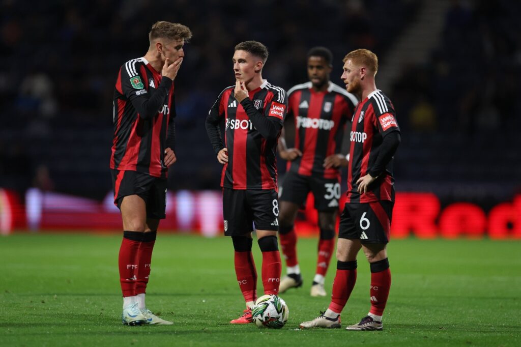 Fulham espera para cobrar uma falta durante a partida da terceira rodada da Carabao Cup entre Preston North End e Fulham