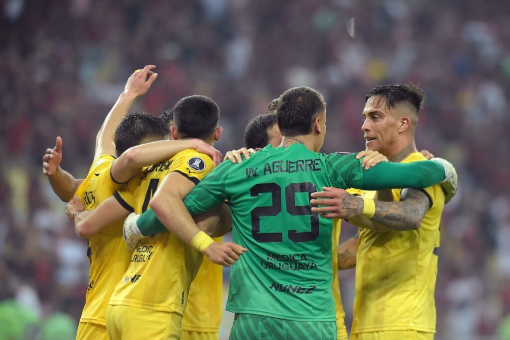 Jogadores do Peñarol comemoram após vencer a partida das quartas de final da Copa CONMEBOL Libertadores 2024 entre Flamengo e Peñarol, no Estádio do Maracanã, em 19 de setembro de 2024