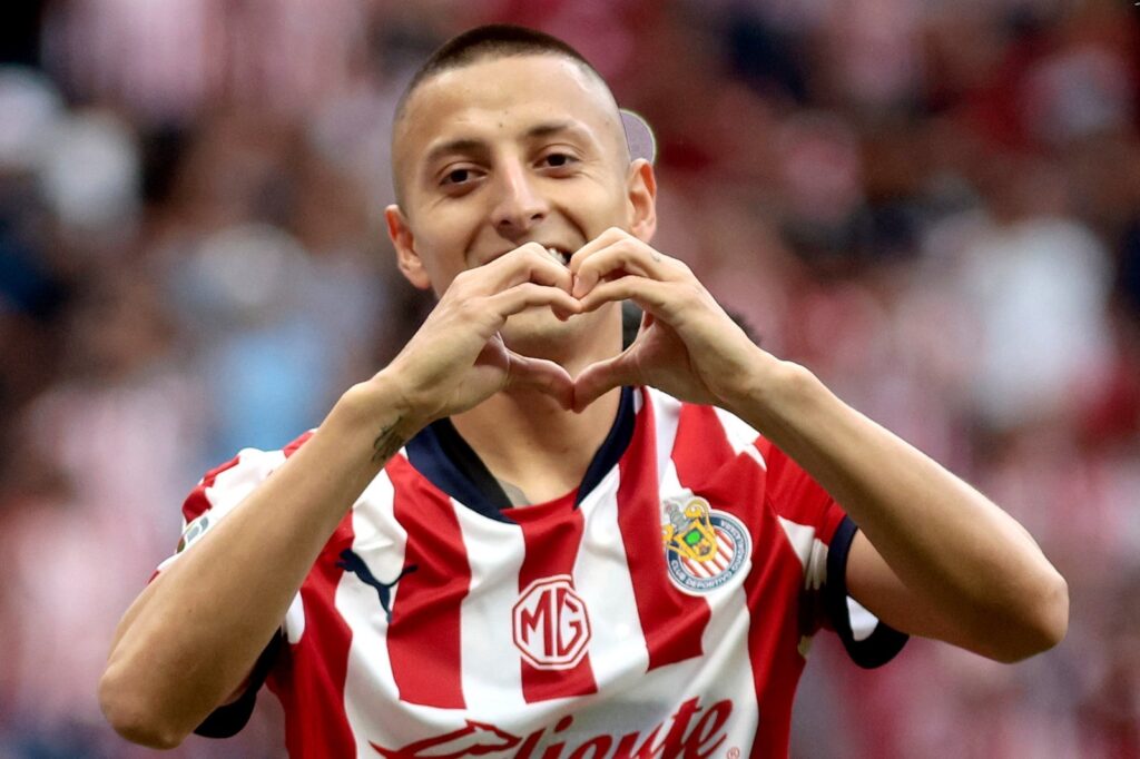 Roberto Alvarado comemora após marcar durante a partida de futebol do torneio Liga MX Apertura entre Guadalajara e Juarez no Estádio Akron em Guadalajara, estado de Jalisco, México, em 31 de agosto de 2024