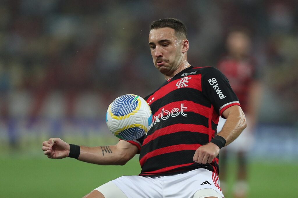 Leo Ortiz do Flamengo controla a bola durante a partida entre Flamengo e Bahia como parte das quartas de final da Copa do Brasil de 2024 no Estádio do Maracanã em 12 de setembro de 2024 no Rio de Janeiro, Brasil.