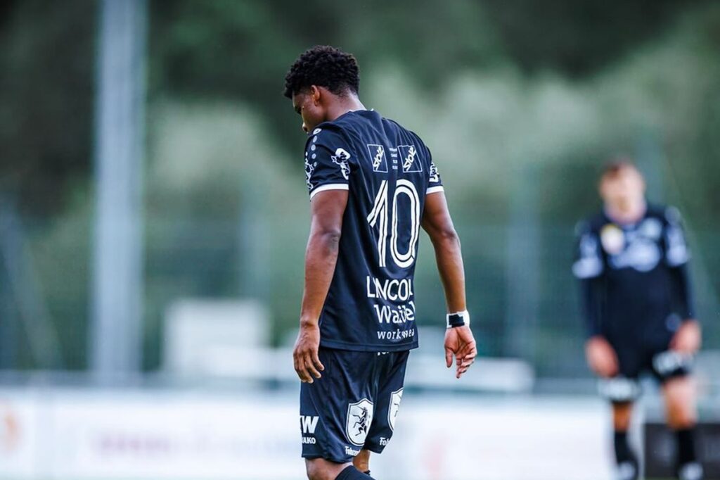 Lincoln, ex-Flamengo, em ação pelo SCR Altach, da Áustria; foto de costas com cabeça baixa