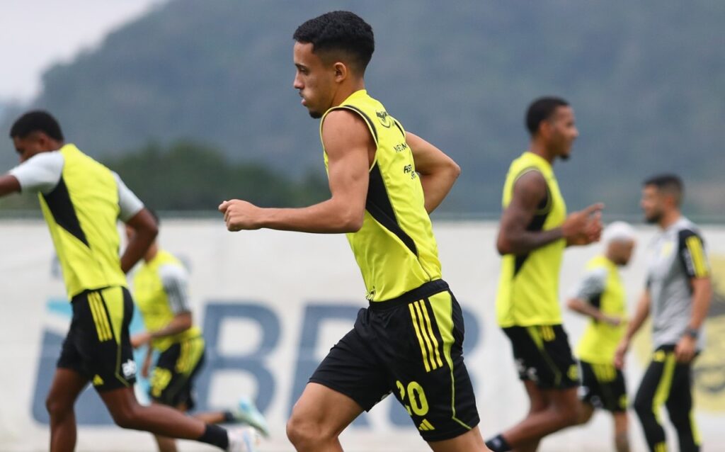 Matheus Gonçalves em treino do Flamengo