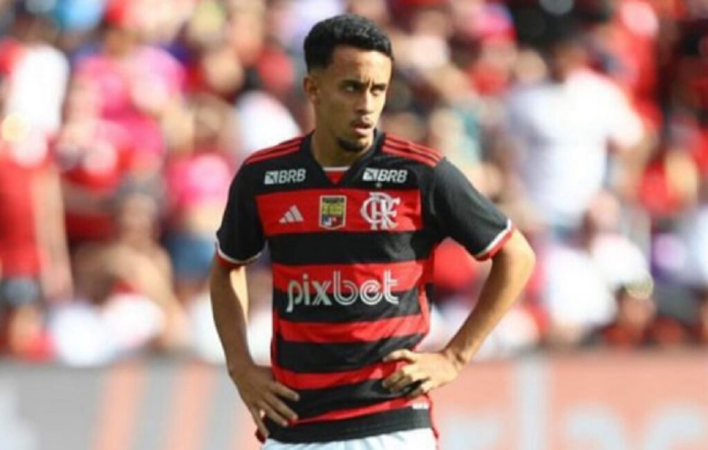 matheus gonçalves com as mãos na cintura em jogo do flamengo