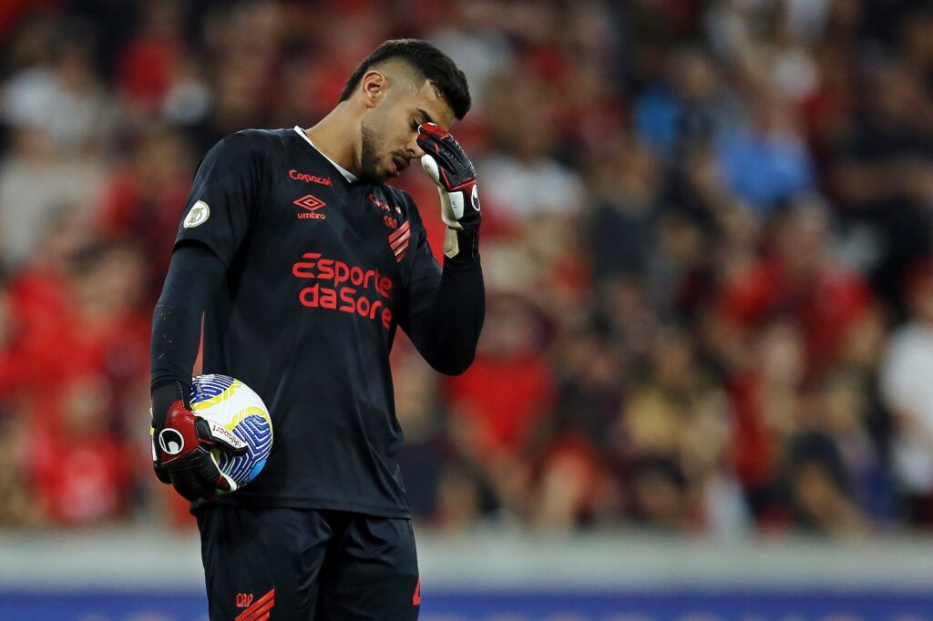 Mycael, do Athletico Paranaense, lamenta durante partida entre Athletico Paranaense e Palmeiras pelo Brasileirão 2024