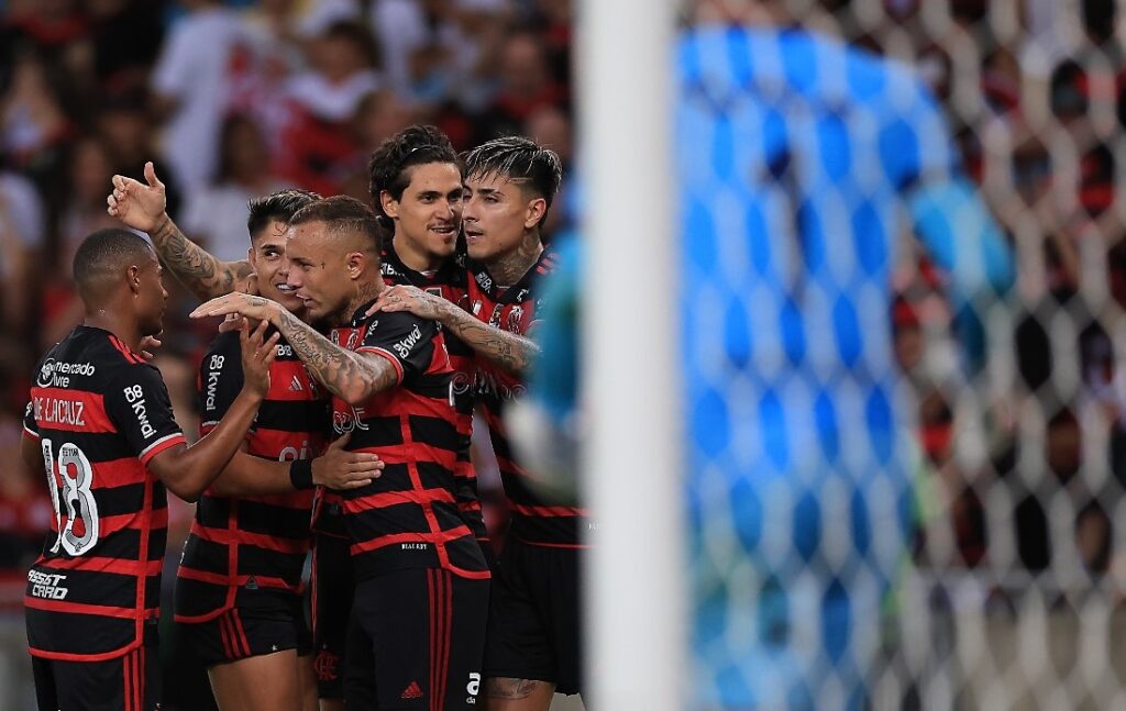 RIO DE JANEIRO, BRASIL - 30 DE MARÇO: Pedro do Flamengo comemora com companheiros de equipe após marcar o segundo gol de sua equipe durante a primeira partida da final do Campeonato Carioca 2024 entre Nova Iguaçu e Flamengo no Estádio do Maracanã em 30 de março de 2024 no Rio de Janeiro, Brasil.