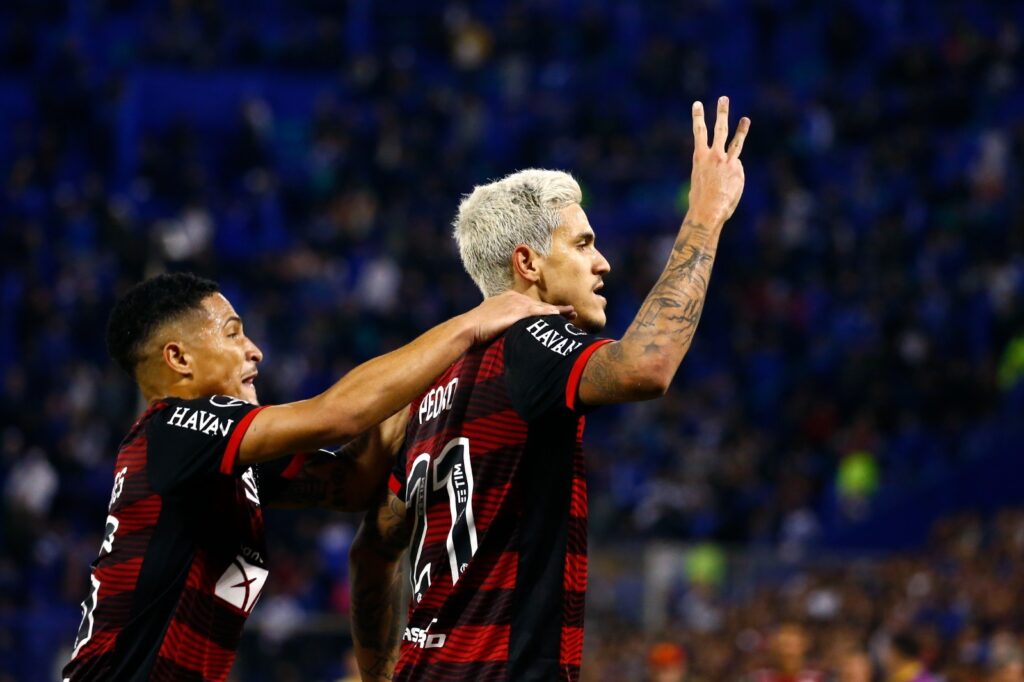 Pedro, do Flamengo, comemora após marcar o quarto gol de seu time na partida de ida da semifinal da Copa CONMEBOL Libertadores 2022 entre Vélez e Flamengo