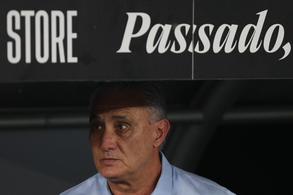 Adenor Tite, técnico do Flamengo, observa antes da partida entre Botafogo e Flamengo no Brasileirão 2024, no Estádio Olímpico Nilton Santos, em 18 de agosto de 2024, no Rio de Janeiro, Brasil.