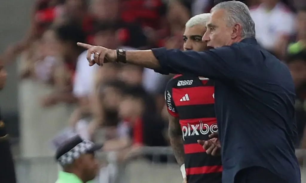 tite e gabigol na beira do campo em jogo do flamengo