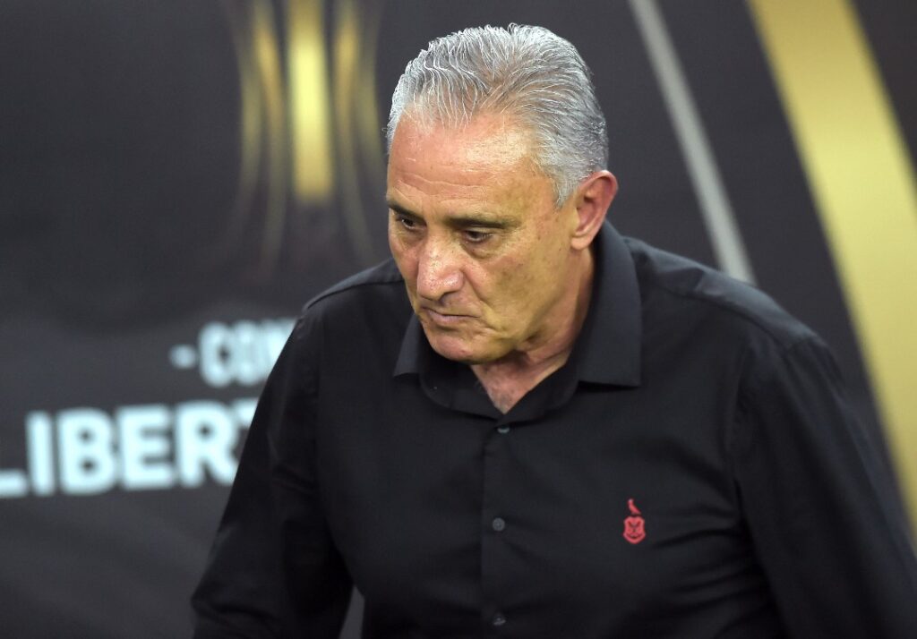 RIO DE JANEIRO, BRASIL - 19 DE SETEMBRO: Tite, técnico do Flamengo, observa antes da partida das quartas de final da Copa CONMEBOL Libertadores 2024 entre Flamengo e Peñarol no Estádio do Maracanã em 19 de setembro de 2024, no Rio de Janeiro, Brasil.