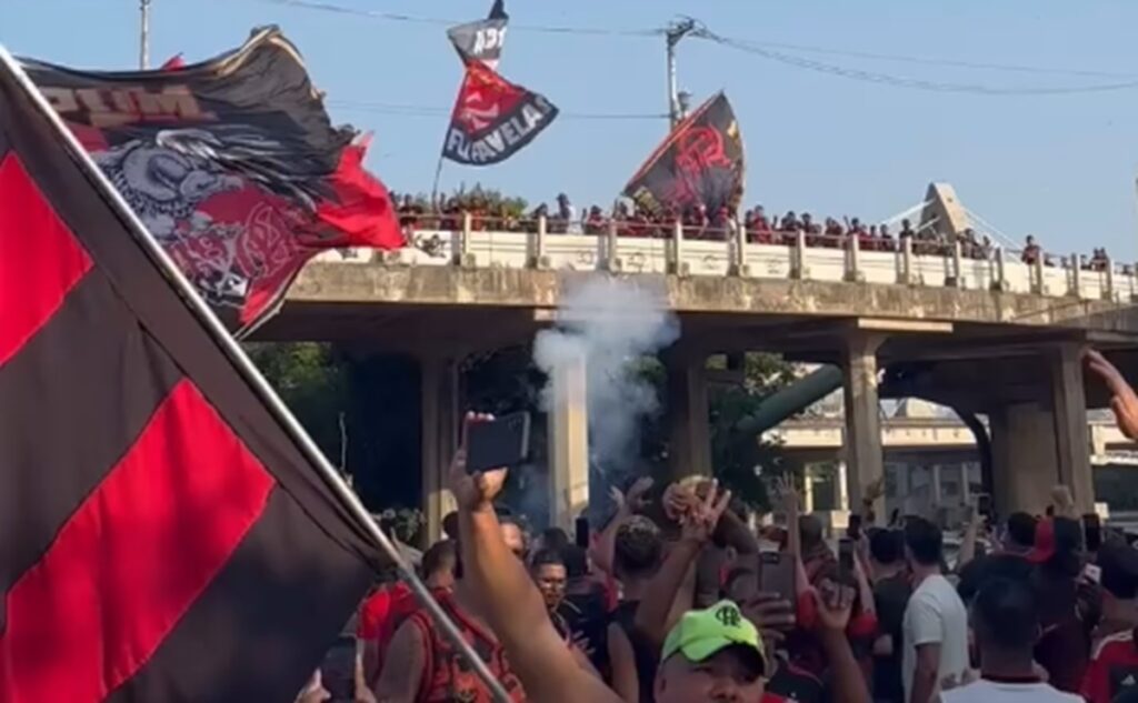 torcida do flamengo no aeroporto do galeão