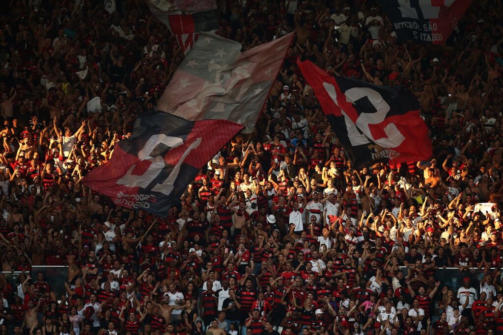 Torcida do Flamengo e bandeirões durante jogo contra o Vasco, no Maracanã, pelo Brasileirão 2024