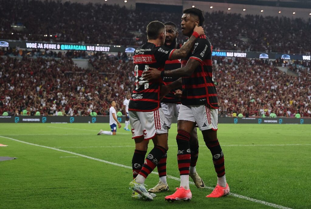 Gerson, Bruno Henrique e Arrascaeta se abraçando em Flamengo 1x0 Bahia.