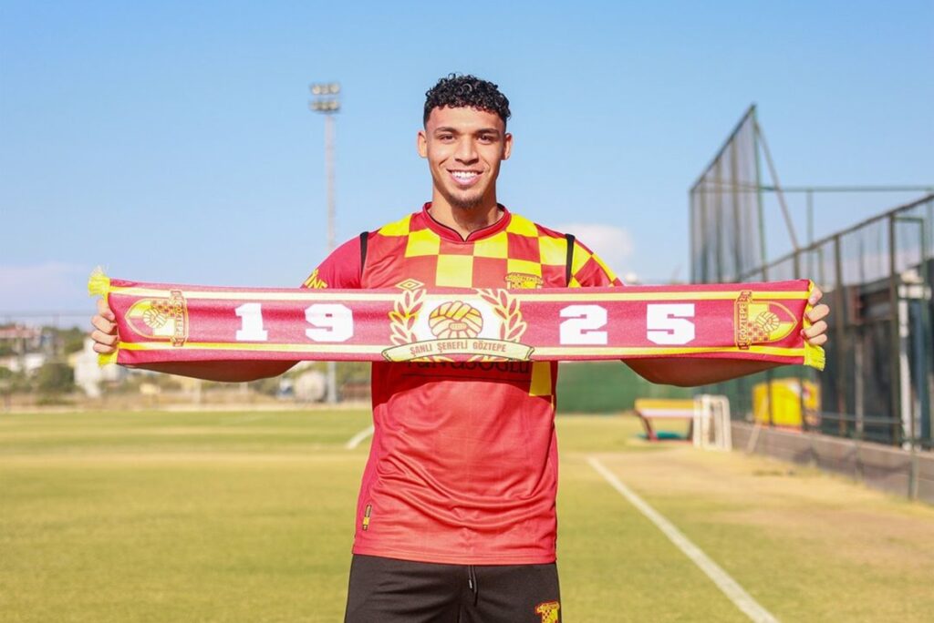 Emprestado pelo Flamengo, Victor Hugo estende cachecol do Göztepe, seu novo clube, no dia da sua apresentação