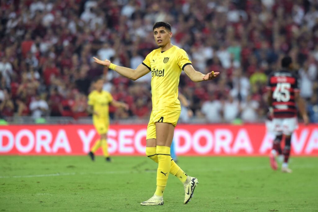 Guzmán Rodríguez, do Peñarol, reage durante a partida das quartas de final da Copa CONMEBOL Libertadores 2024 entre Flamengo e Peñarol, no Estádio do Maracanã