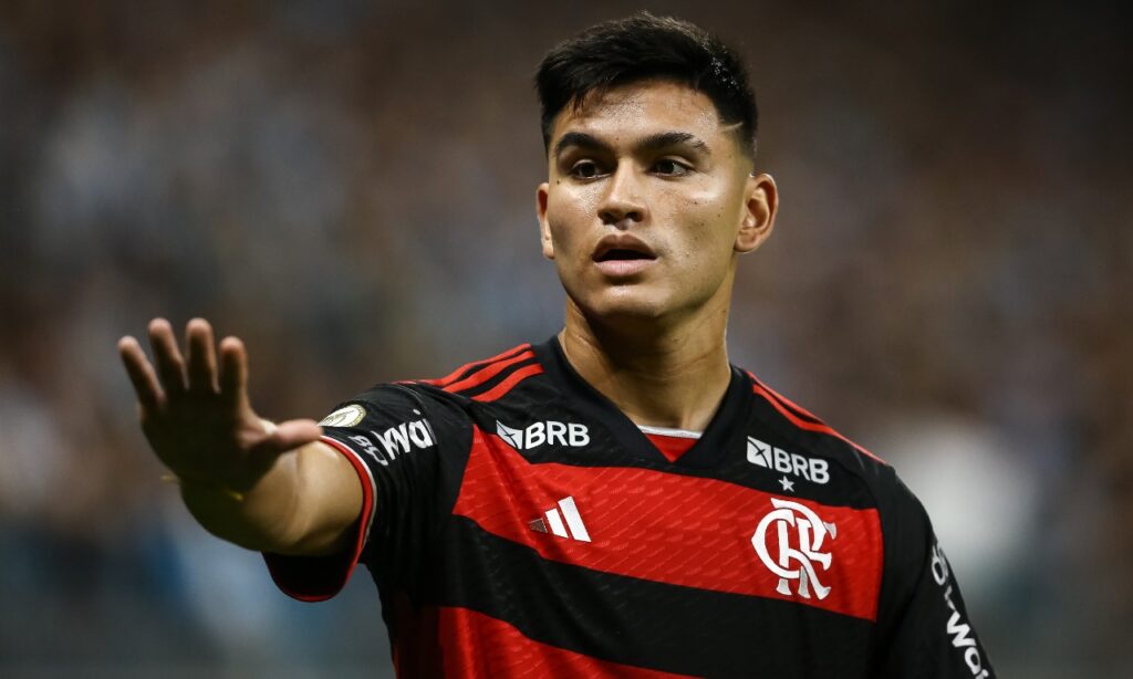 PORTO ALEGRE, BRASIL - 22 DE SETEMBRO: Carlos Alcaraz do Flamengo gesticula durante a partida entre Grêmio e Flamengo como parte do Brasileirão 2024 na Arena do Grêmio em 22 de setembro de 2024 em Porto Alegre, Brasil.