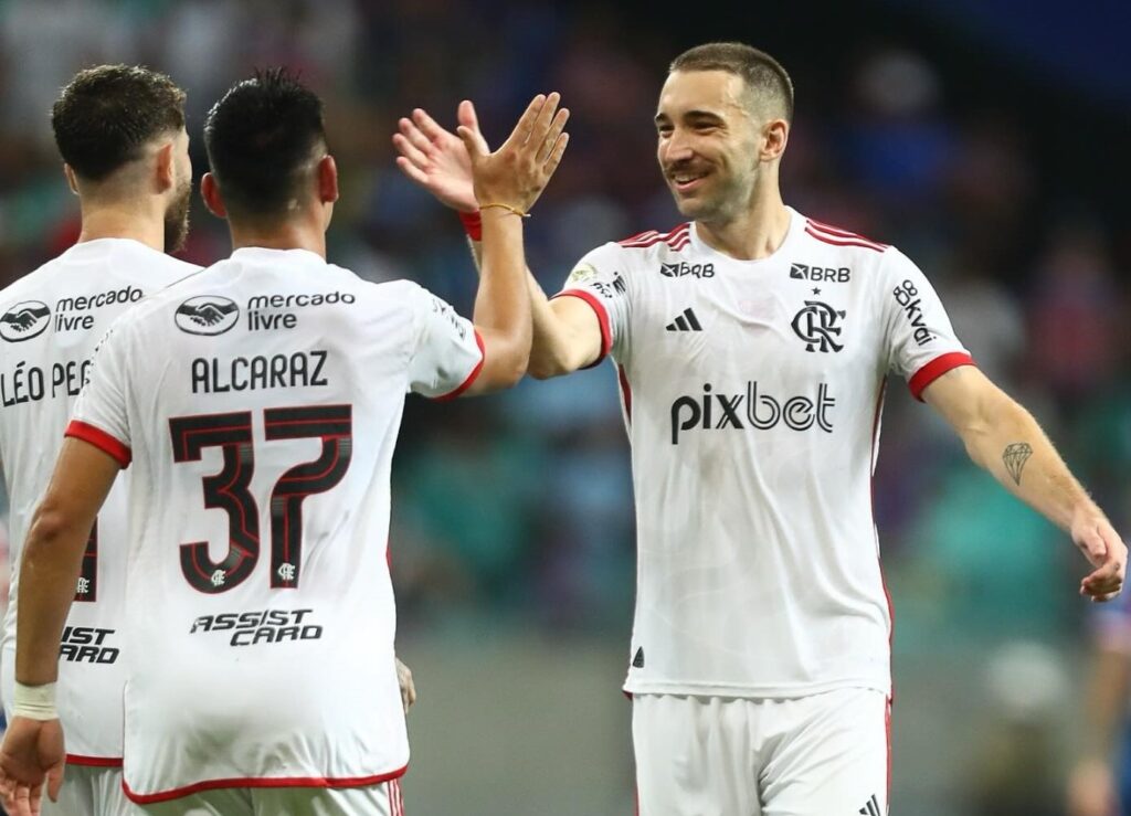 Léo Ortiz e Alcaraz comemoram gol do argentino em Bahia x Flamengo, Filipe Luís, Brasileirão e as últimas notícias