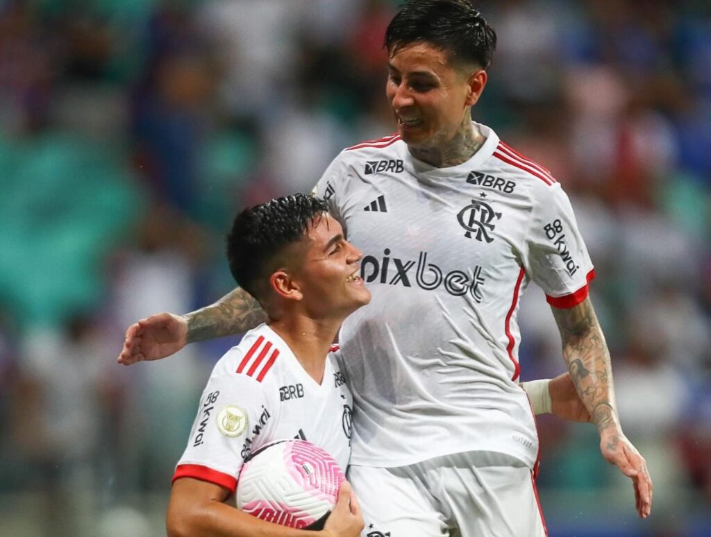 Alcaraz e Pulgar sorriem e se abraçam após gol do Flamengo contra o Bahia