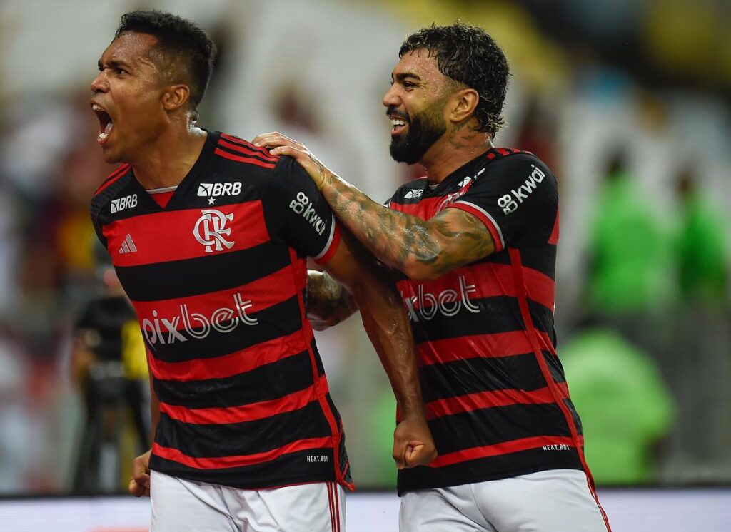 Alex Sandro e Gabigol comemoram gol do Flamengo sobre o Corinthians no jogo de ida da semifinal da Copa do Brasil