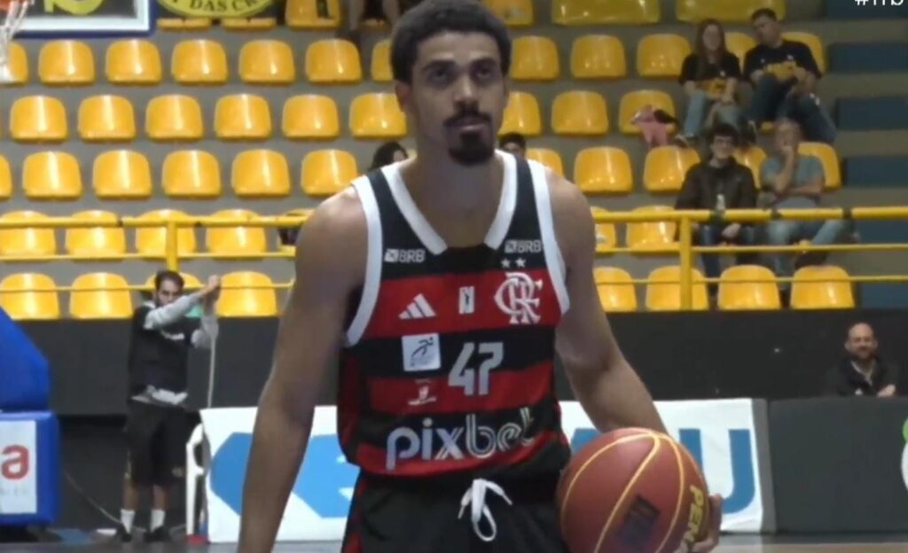 Alexey cobrando lance livre para o Flamengo contra o Mogi