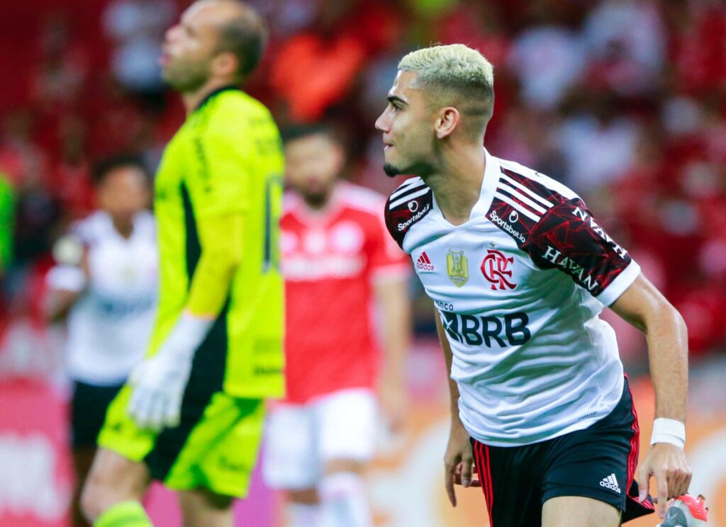 Andreas Pereira comemora gol do Flamengo sobre o Internacional com Marcelo Lomba ao fundo