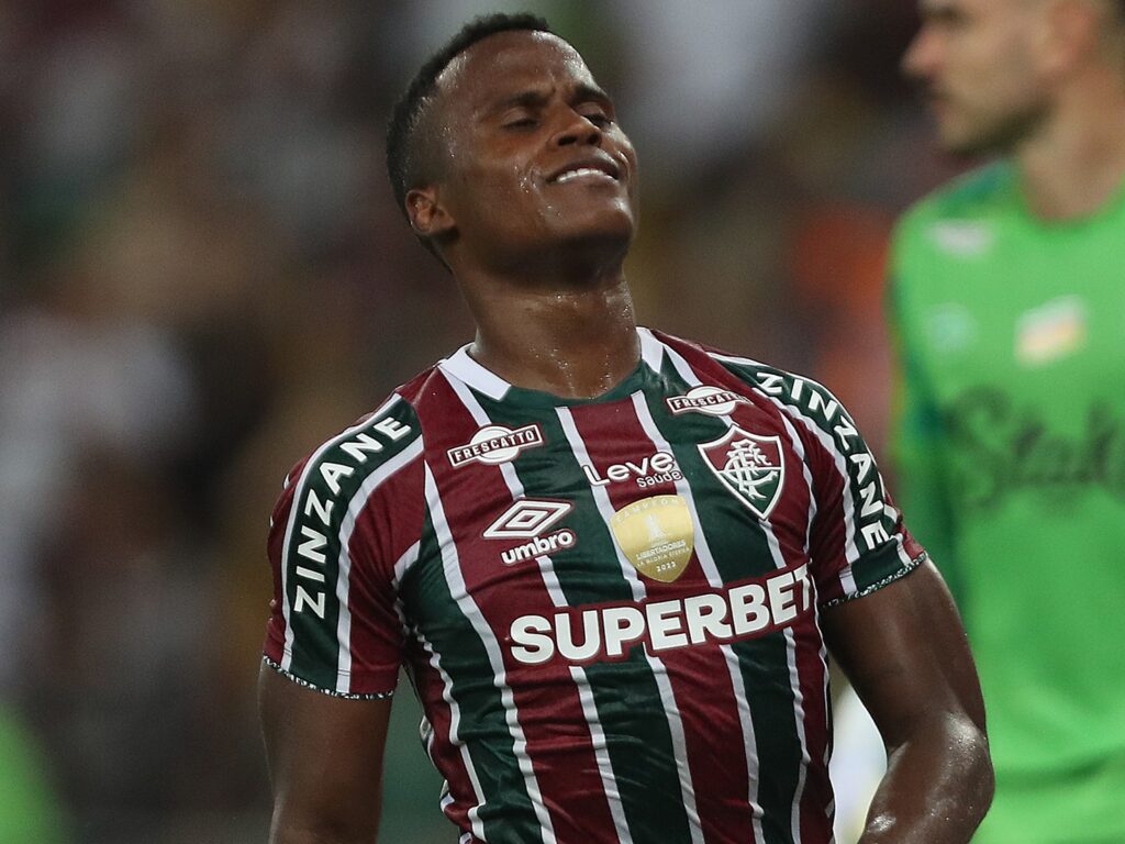 Arias com expressão de lamentação em jogo do Fluminense; colombiano terá pouco tempo de descanso para jogar o Fla x Flu