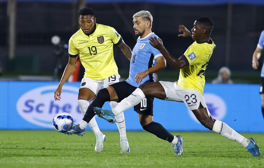 Três jogadores do Flamengo atuam em empate entre Uruguai e Equador