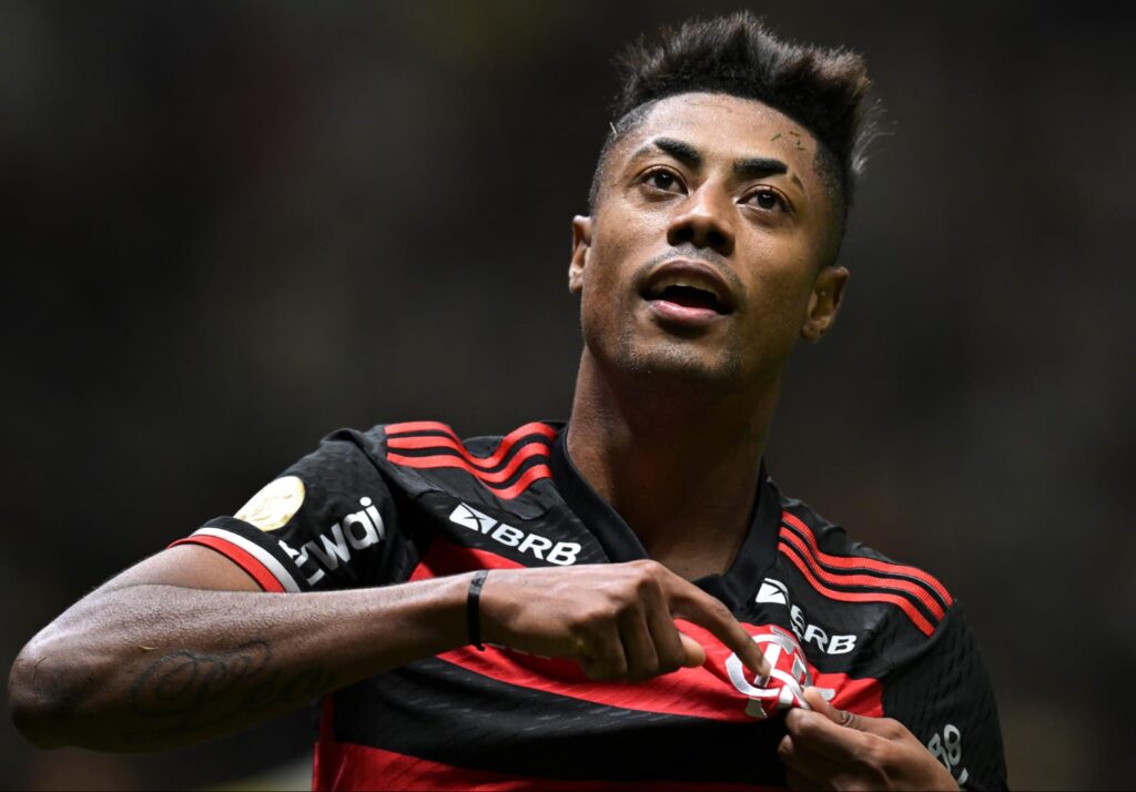 Bruno Henrique aponta para escudo do Flamengo