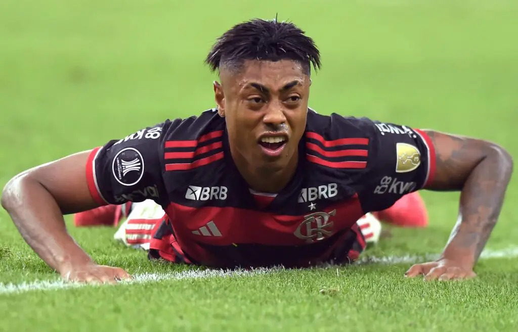 Bruno Henrique deitado no gramado do Maracanã durante jogo do Flamengo