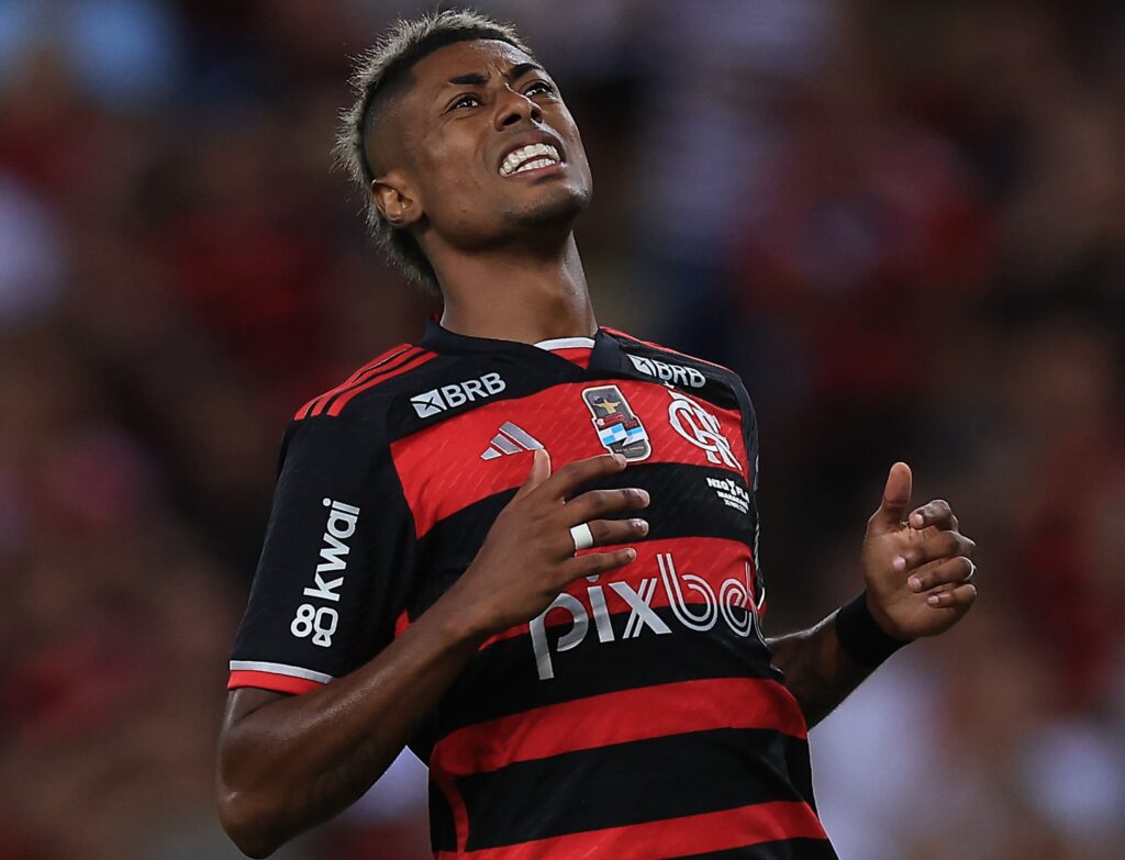 Bruno Henrique lamenta em jogo do Flamengo; atacante está suspenso contra o Juventude