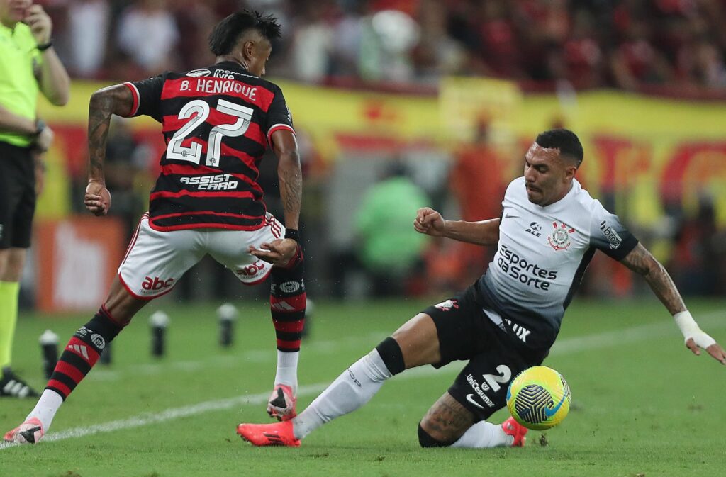 Bruno Henrique e Matheuzinho dividem bola em Flamengo x Corinthians