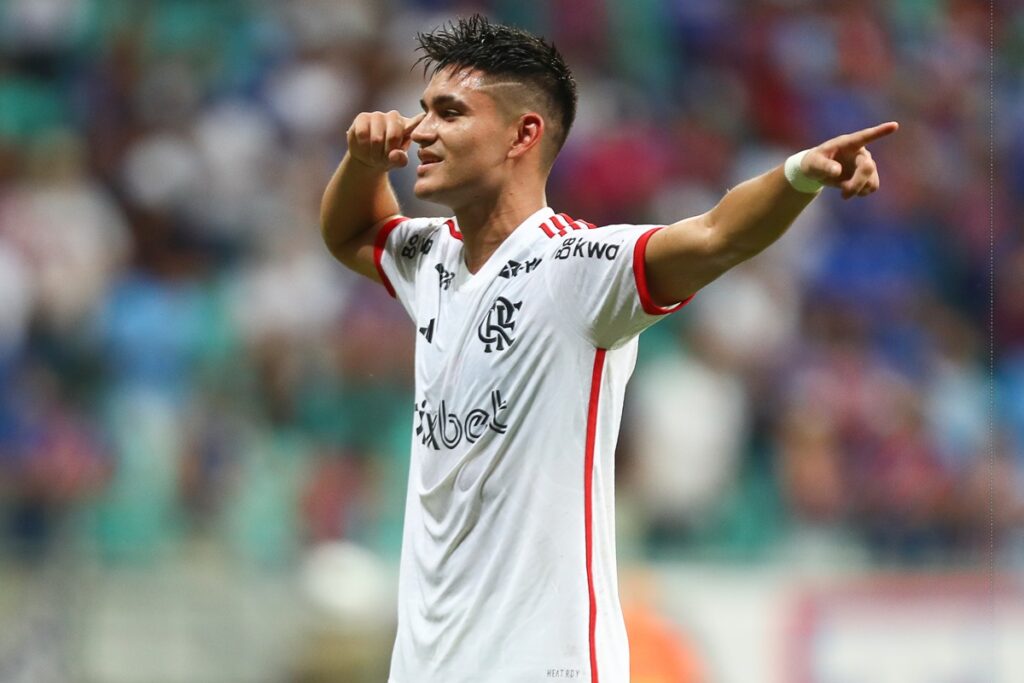 Carlos Alcaraz comemora primeiro gol pelo Flamengo marcado contra o Bahia, na Fonte Nova, em partida pelo Brasileirão 2024