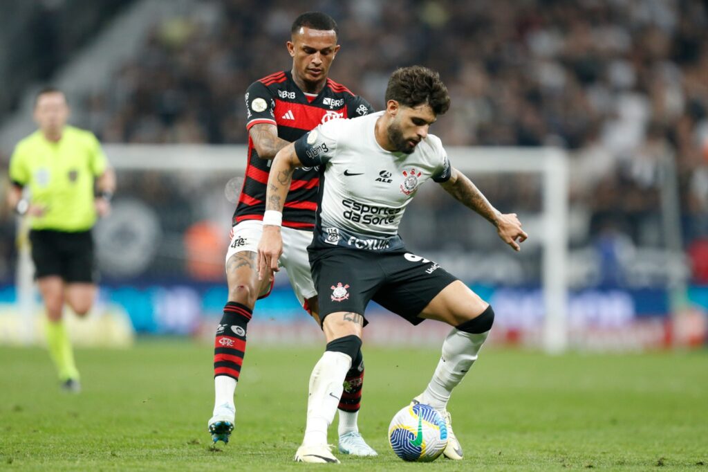 Wesley e Yuri Alberto disputam bola em Flamengo x Corinthians; times se enfrentam na Copa do Brasil